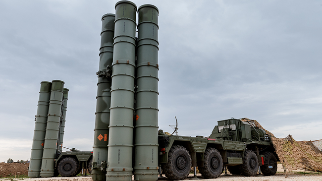 Зенитно-ракетный комплекс С-400. Архивное фото Зенитно-ракетный комплекс С-400. Архивное фото