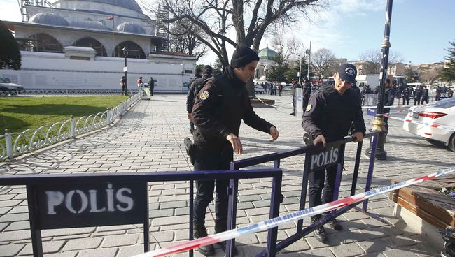Полиция на месте взрыва в Стамбуле Полиция на месте взрыва в Стамбуле