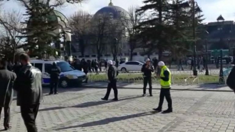 Первые кадры с места взрыва возле площади Султанахмет в центре Стамбула Первые кадры с места взрыва возле площади Султанахмет в центре Стамбула