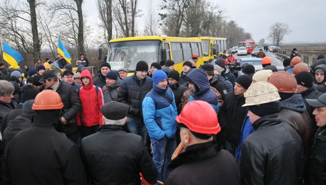 Шахтеры перекрыли трассу во Львовской области Шахтеры перекрыли трассу во Львовской области