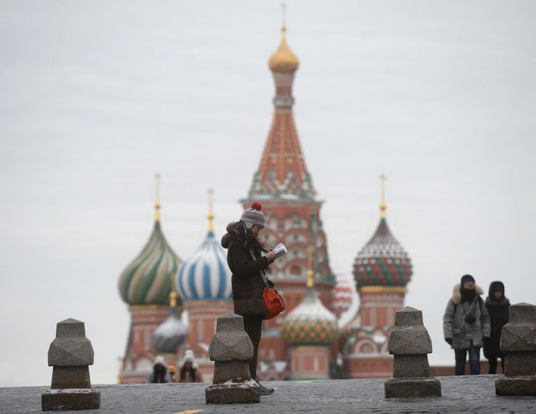 Туристы на Красной площади в Москве