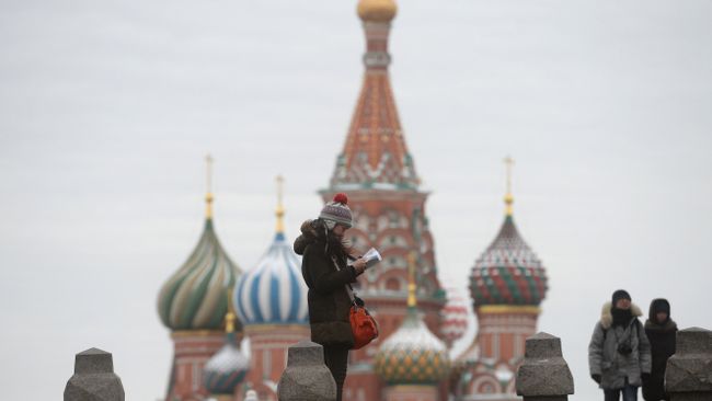 Туристы на Красной площади в Москве. Архивное фото Туристы на Красной площади в Москве. Архивное фото