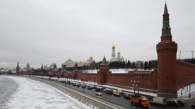 Вид на Московский Кремль с Большого Москворецкого моста. Архивное фото Вид на Московский Кремль с Большого Москворецкого моста. Архивное фото