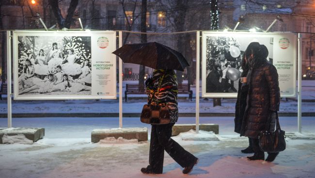 Прохожие во время снегопада на Тверском бульваре в Москве Прохожие во время снегопада на Тверском бульваре в Москве