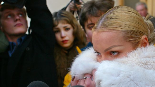 Балерина Анастасия Волочкова с представителями СМИ возле Большого Театра Балерина Анастасия Волочкова с представителями СМИ возле Большого Театра