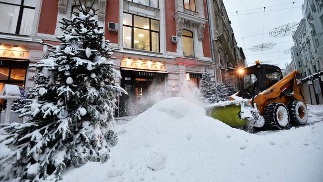 Уборка снега в Москве. Архивное фото Уборка снега в Москве. Архивное фото