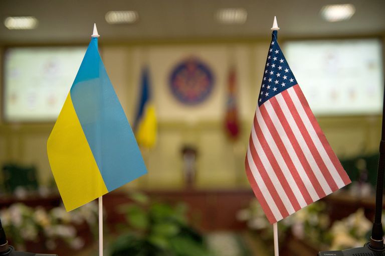 Флаги Украины и США