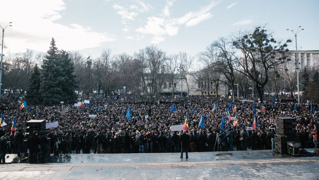 Протестующие у резиденции президента Молдавии Николая Тимофти. Архивное фото Протестующие у резиденции президента Молдавии Николая Тимофти. Архивное фото