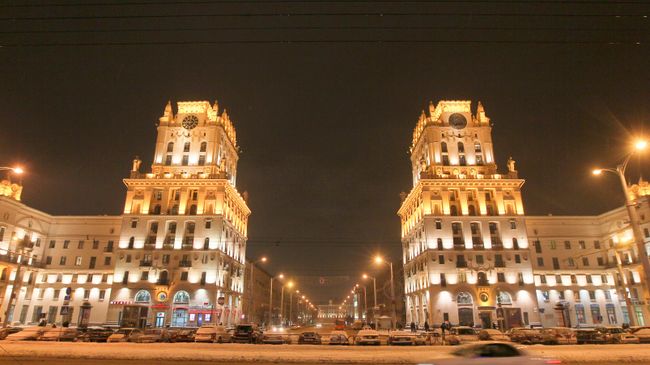 Ночной вид привокзальной площади центрального железнодорожного вокзала Минска. Архивное фото Ночной вид привокзальной площади центрального железнодорожного вокзала Минска. Архивное фото