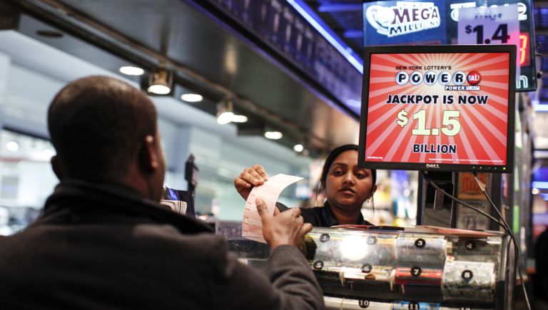 Мужчина покупает лотерейный билет Powerball максимальный выигрыш которой на данный момент составляет 1,5 миллиарда долларов Мужчина покупает лотерейный билет Powerball максимальный выигрыш которой на данный момент составляет 1,5 миллиарда долларов