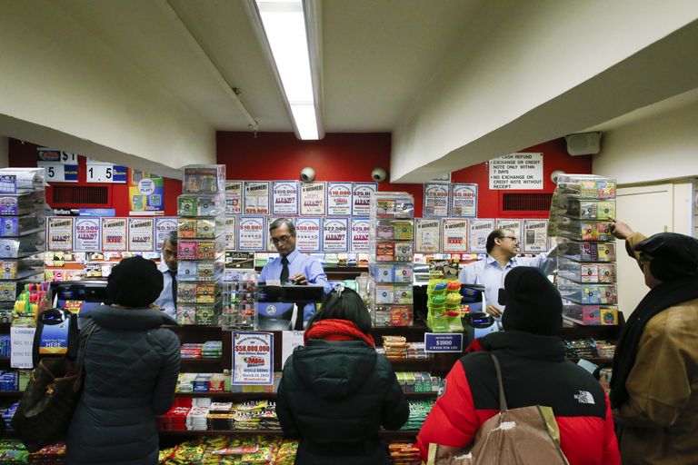 Люди покупают лотерейные билеты Powerball максимальный выигрыш которой на данный момент составляет 1,5 миллиарда долларов Люди покупают лотерейные билеты Powerball максимальный выигрыш которой на данный момент составляет 1,5 миллиарда долларов
