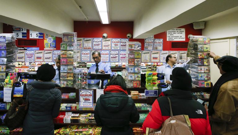 Люди покупают лотерейные билеты Powerball максимальный выигрыш которой на данный момент составляет 1,5 миллиарда долларов Люди покупают лотерейные билеты Powerball максимальный выигрыш которой на данный момент составляет 1,5 миллиарда долларов