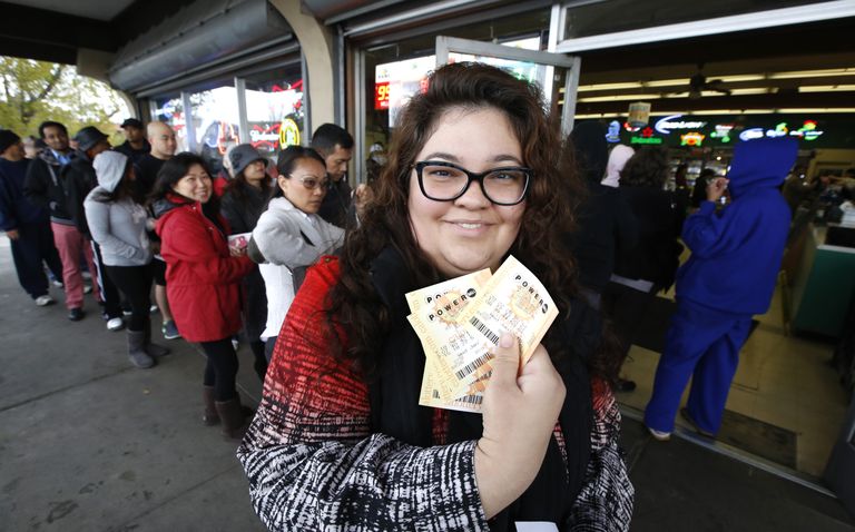 Женщина с лотерейными билетами Powerball максимальный выигрыш которой на данный момент составляет 1,5 миллиарда долларов Женщина с лотерейными билетами Powerball максимальный выигрыш которой на данный момент составляет 1,5 миллиарда долларов