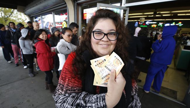 Женщина с лотерейными билетами Powerball максимальный выигрыш которой на данный момент составляет 1,5 миллиарда долларов Женщина с лотерейными билетами Powerball максимальный выигрыш которой на данный момент составляет 1,5 миллиарда долларов