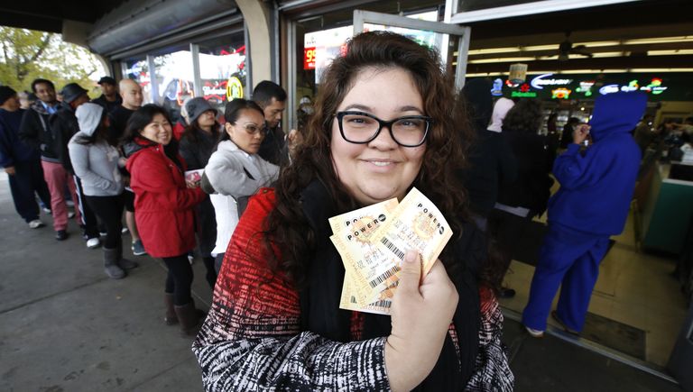 Женщина с лотерейными билетами Powerball максимальный выигрыш которой на данный момент составляет 1,5 миллиарда долларов Женщина с лотерейными билетами Powerball максимальный выигрыш которой на данный момент составляет 1,5 миллиарда долларов