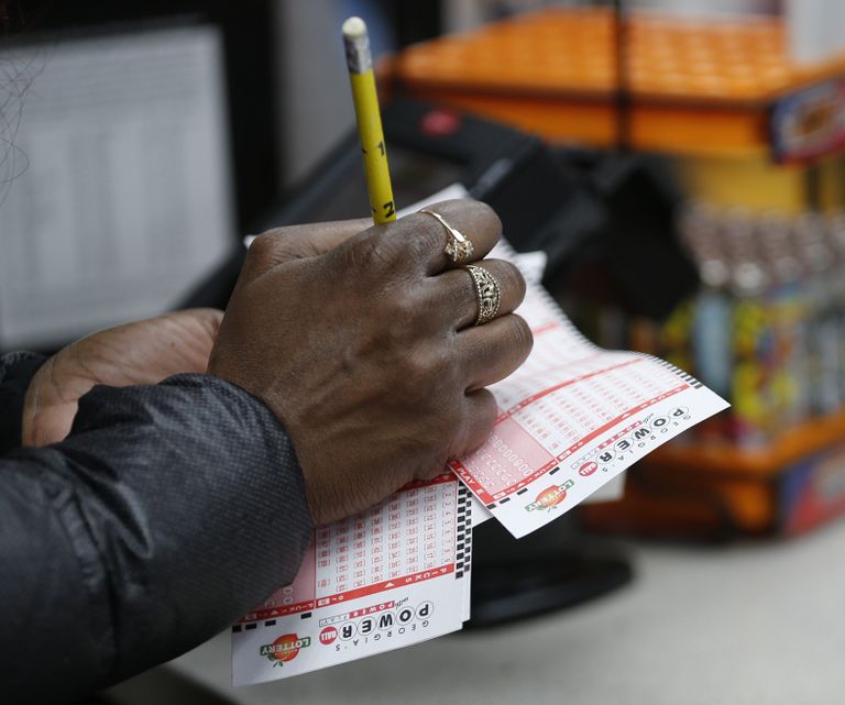 Мужчина проверяет лотерейные билеты Powerball максимальный выигрыш которой на данный момент составляет 1,5 миллиарда долларов Мужчина проверяет лотерейные билеты Powerball максимальный выигрыш которой на данный момент составляет 1,5 миллиарда долларов