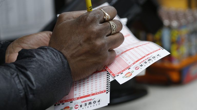 Мужчина проверяет лотерейные билеты Powerball максимальный выигрыш которой на данный момент составляет 1,5 миллиарда долларов Мужчина проверяет лотерейные билеты Powerball максимальный выигрыш которой на данный момент составляет 1,5 миллиарда долларов