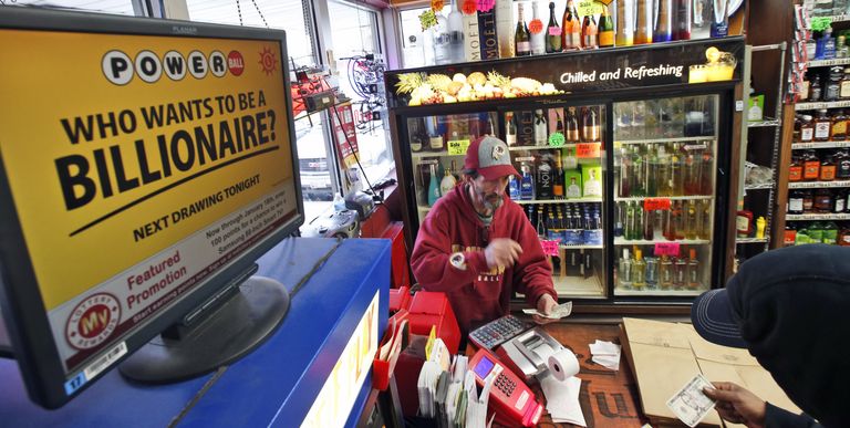 Мужчина покупает лотерейный билет Powerball максимальный выигрыш которой на данный момент составляет 1,5 миллиарда долларов Мужчина покупает лотерейный билет Powerball максимальный выигрыш которой на данный момент составляет 1,5 миллиарда долларов