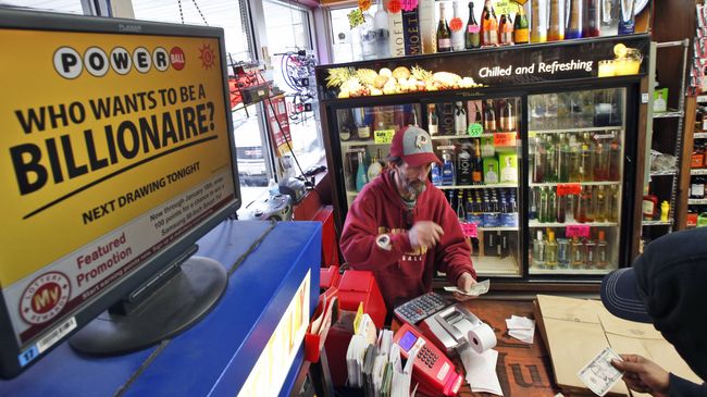 Мужчина покупает лотерейный билет Powerball. Архивное фото