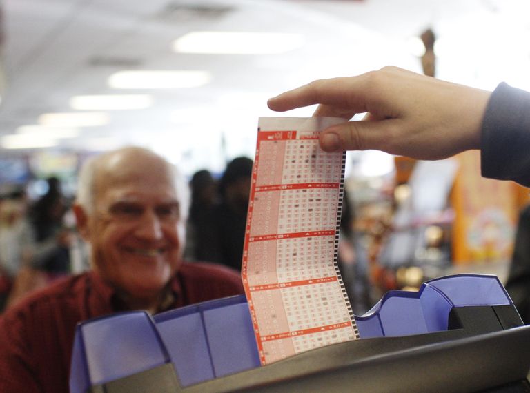 Мужчина покупает лотерейный билет Powerball максимальный выигрыш которой на данный момент составляет 1,5 миллиарда долларов Мужчина покупает лотерейный билет Powerball максимальный выигрыш которой на данный момент составляет 1,5 миллиарда долларов