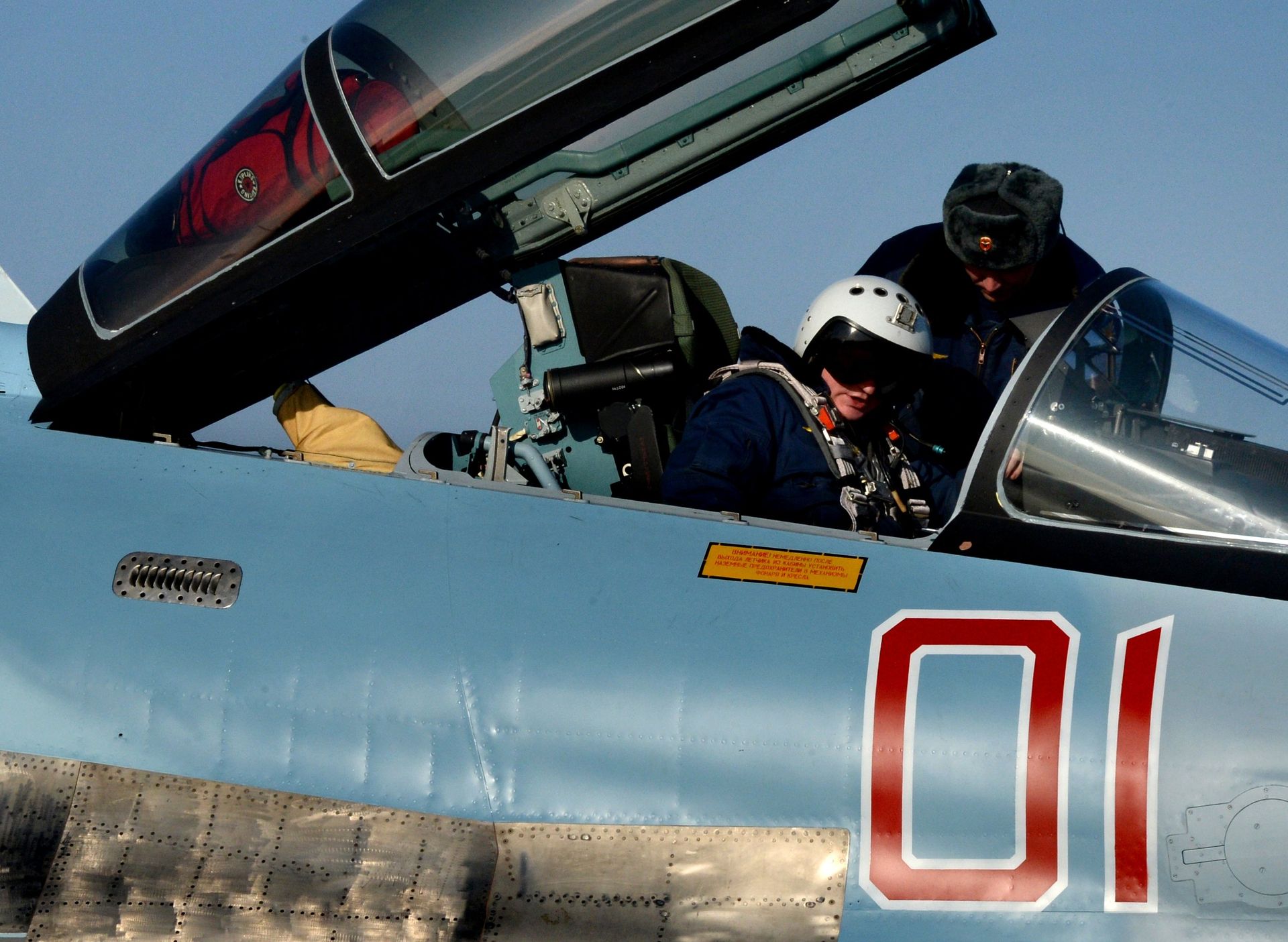 Летчик в истребителе Су-35С после приземления в истребительном авиационном полку на аэродроме Центральная Угловая в Приморском крае Летчик в истребителе Су-35С после приземления в истребительном авиационном полку на аэродроме Центральная Угловая в Приморском крае - РИА Новости, 1920, 24.12.2025