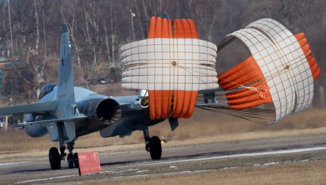 Истребитель Су-35С во время приземления в истребительном авиационном полку на аэродроме Центральная Угловая в Приморском крае