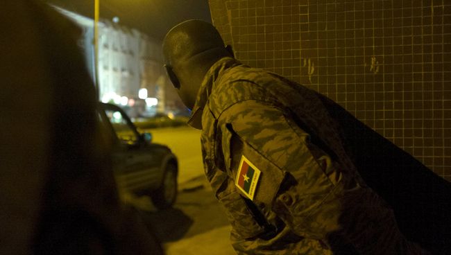 Военнослужащий Буркина-Фасо около отела в Уагудугу, где были захвачены заложники, 16 января 2016 Военнослужащий Буркина-Фасо около отела в Уагудугу, где были захвачены заложники, 16 января 2016