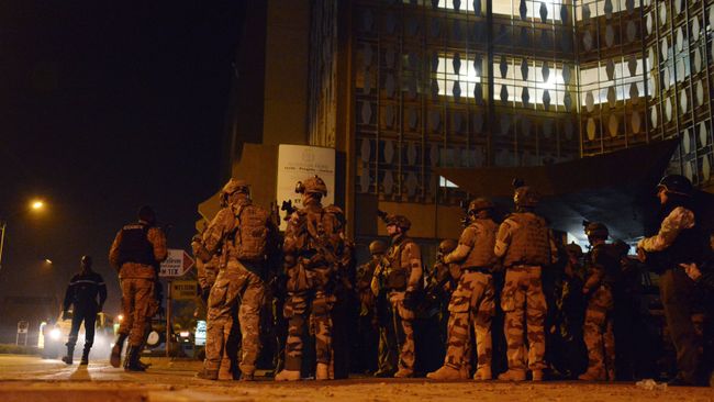 Cилы безопасности Буркина-Фасо у захваченного отеля в Уагудугу, 16 января 2016 Cилы безопасности Буркина-Фасо у захваченного отеля в Уагудугу, 16 января 2016