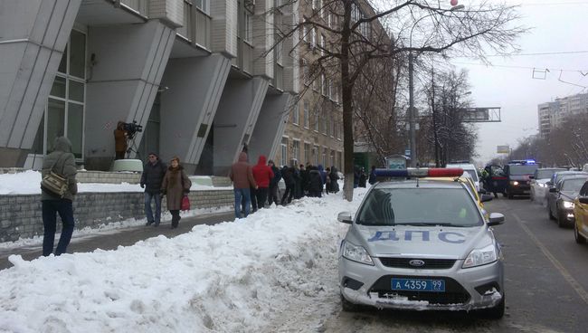 Сотрудники правоохранительных органов у здания на улице Вавилова в Москве, где был убит директор компании Мон-компани Николай Чалый и заместитель директора Анатолий Яковин