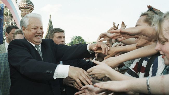 Президент России Борис Ельцин приветствует участников митинга-концерта, который состоялся на Васильевском спуске в честь Дня независимости России. 1996 год. Архив Президент России Борис Ельцин приветствует участников митинга-концерта, который состоялся на Васильевском спуске в честь Дня независимости России. 1996 год. Архив