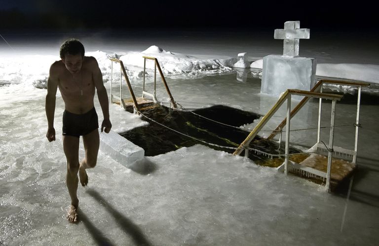 Мужчина во время купания в озере Валдайского Иверского Святоозерского монастыря Мужчина во время купания в озере Валдайского Иверского Святоозерского монастыря