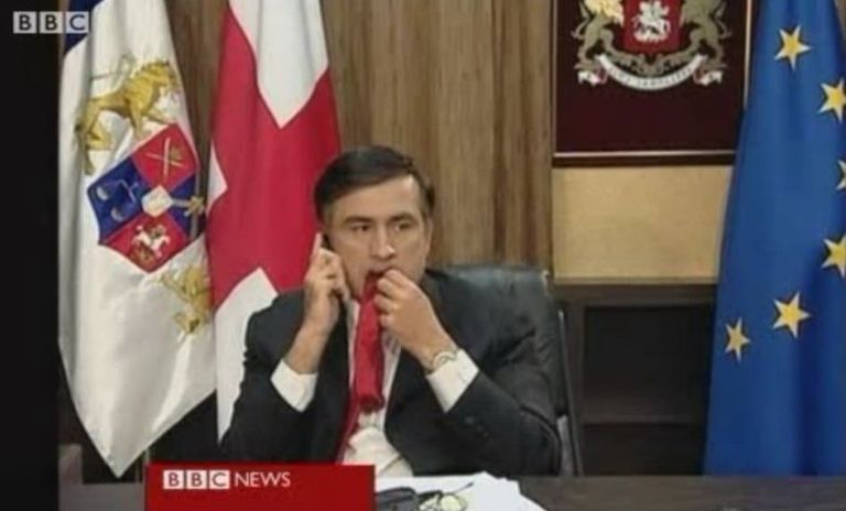 Михаил Саакашвили жует галстук в эфире канала BBC Михаил Саакашвили жует галстук в эфире канала BBC