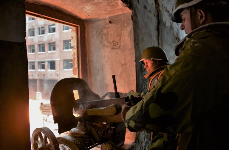 Военнослужащие, одетые во военную форму штурмовых батальонов времен Великой Отечественной войны, во время военно-исторической реконструкции в рамках показных учений во Владимирской области Военнослужащие, одетые во военную форму штурмовых батальонов времен Великой Отечественной войны, во время военно-исторической реконструкции в рамках показных учений во Владимирской области