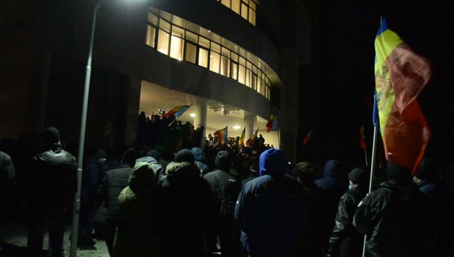 Протестующие в Кишиневе подрались с депутатом и ворвались в парламент Протестующие в Кишиневе подрались с депутатом и ворвались в парламент