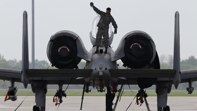Американский штурмовик A-10 Thunderbolt II на военной базе в штате Мичиган, США Американский штурмовик A-10 Thunderbolt II на военной базе в штате Мичиган, США