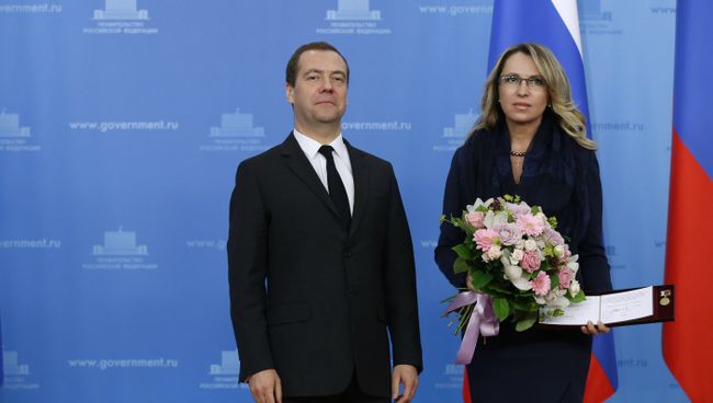 Председатель правительства РФ Дмитрий Медведев и ректор Национального исследовательского технологического университета МИСиС Алевтина Черникова на торжественной церемонии вручения дипломов Председатель правительства РФ Дмитрий Медведев и ректор Национального исследовательского технологического университета МИСиС Алевтина Черникова на торжественной церемонии вручения дипломов