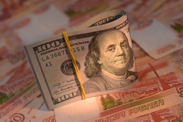 Денежные купюры России и США Денежные купюры России и США