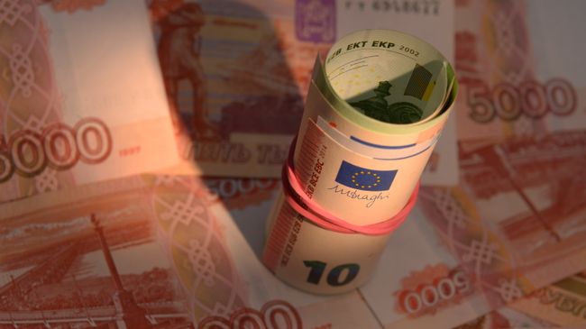 Денежные купюры России и Европейского Союза. Архивное фото Денежные купюры России и Европейского Союза. Архивное фото