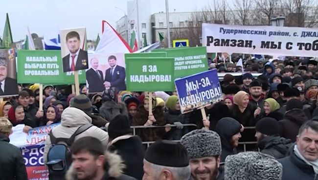 Чеченцы с портретами Рамзана и Ахмата Кадыровых вышли на митинг в Грозном 