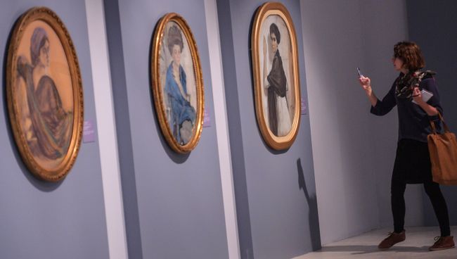 Посетительница у картин Портрет Г.Л.Гиршман, 1911, Портрет Е.П.Олив, 1909 и Портрет С.В.Олсуфьевой, 1911 на открытии выставки Валентин Серов Посетительница у картин Портрет Г.Л.Гиршман, 1911, Портрет Е.П.Олив, 1909 и Портрет С.В.Олсуфьевой, 1911 на открытии выставки Валентин Серов
