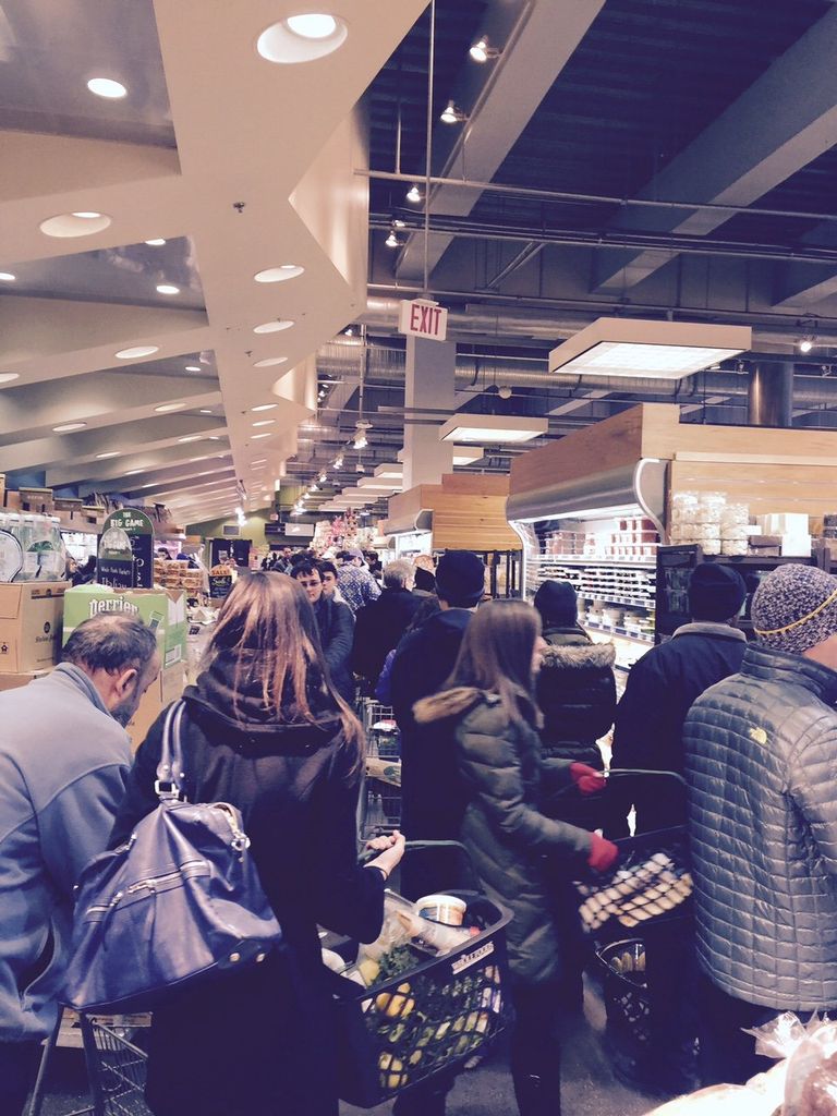 Американцы скупают продукты перед снежной бурей, 24 января 2016