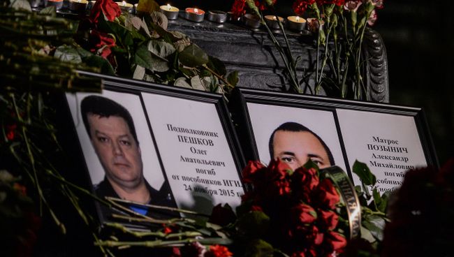 Портреты погибших в Сирии подполковника Олега Пешкова и матроса Александра Позынича и цветы у памятника героям фильма Офицеры перед зданием Министерства обороны РФ в Москве Портреты погибших в Сирии подполковника Олега Пешкова и матроса Александра Позынича и цветы у памятника героям фильма Офицеры перед зданием Министерства обороны РФ в Москве