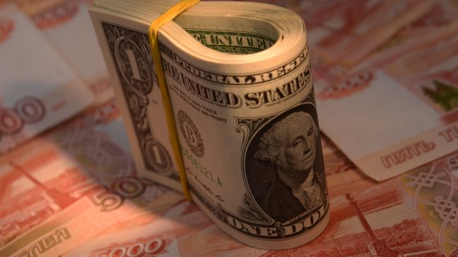 Денежные купюры России и США. Архивное фото