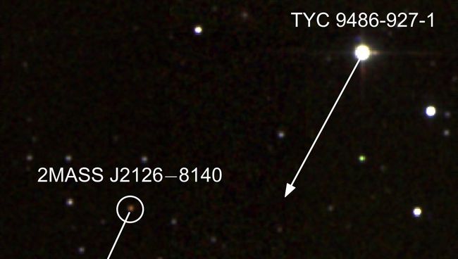 Звезда TYC 9486-927-1 (сверху) и планета 2MASS J2126 (снизу), стрелками отмечены траектории движения