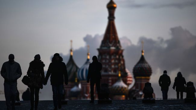 Люди на Красной площади в Москве. Архивное фото Люди на Красной площади в Москве. Архивное фото
