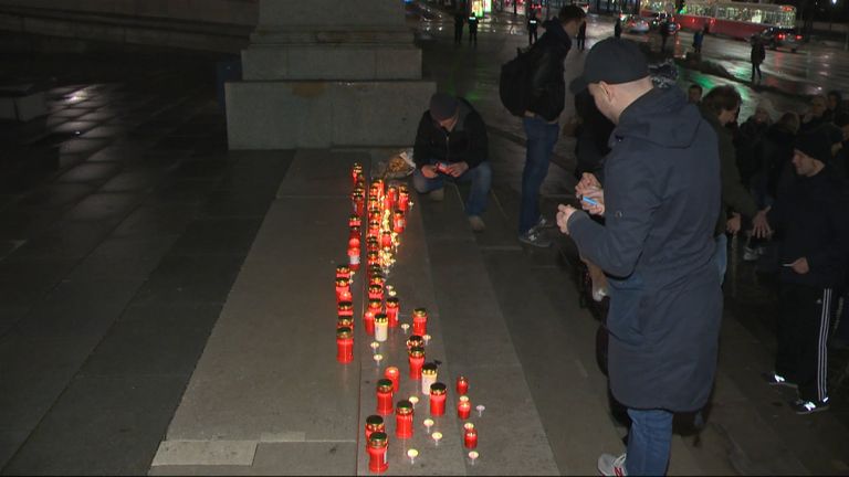 Протестующие против беженцев австрийцы зажгли свечи на ступенях парламента Протестующие против беженцев австрийцы зажгли свечи на ступенях парламента