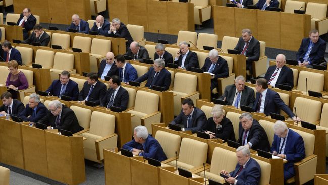Депутаты на пленарном заседании Государственной Думы РФ. Архивное фото Депутаты на пленарном заседании Государственной Думы РФ. Архивное фото