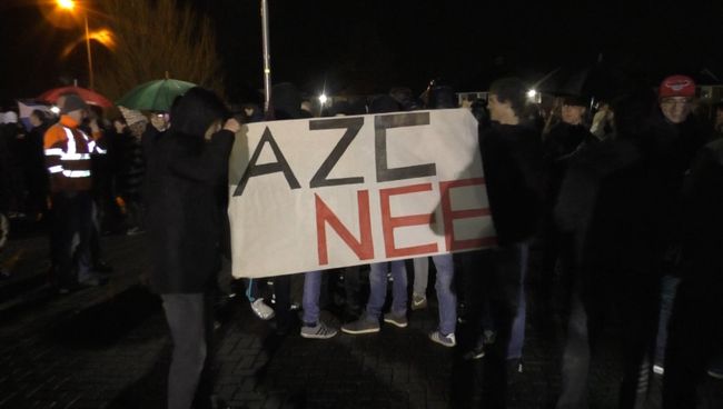Нет мигрантам! – жители голландского городка вышли на митинг против беженцев Нет мигрантам! – жители голландского городка вышли на митинг против беженцев