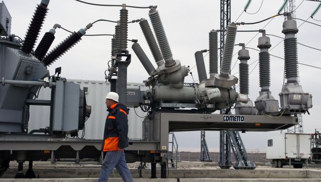 Силовое оборудование трансформаторов на площадке размещения мобильных газотурбинных электростанций. Архивное фото Силовое оборудование трансформаторов на площадке размещения мобильных газотурбинных электростанций. Архивное фото