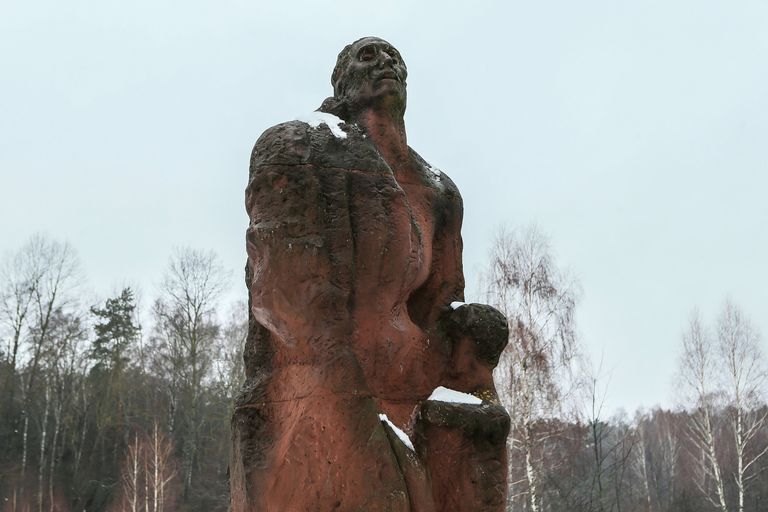 Памятник Матери с ребенком на месте лагеря смерти Памятник Матери с ребенком на месте лагеря смерти